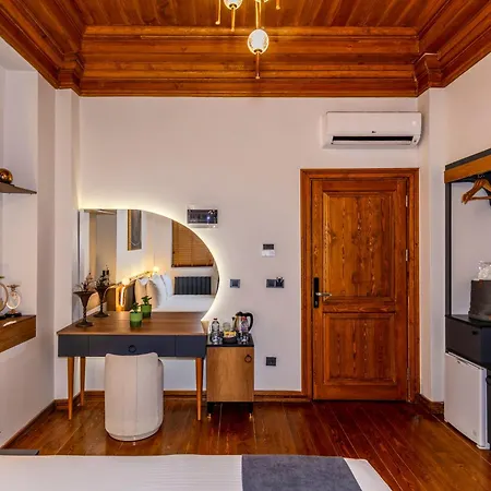 Elmoria Pera In *